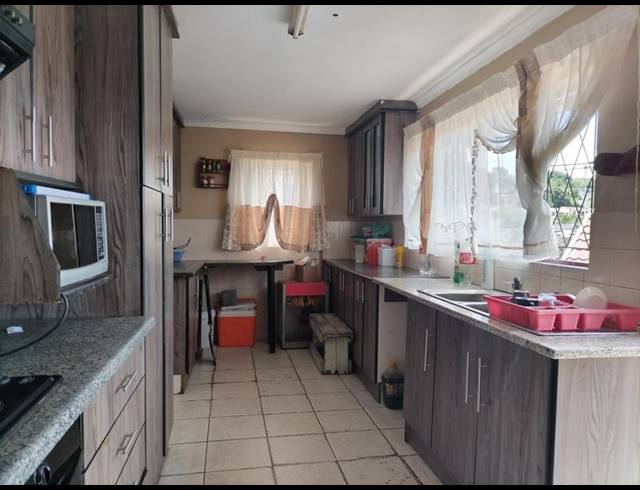 4 BEDROOM HOUSE FOR SALE IN KWANDENGEZI